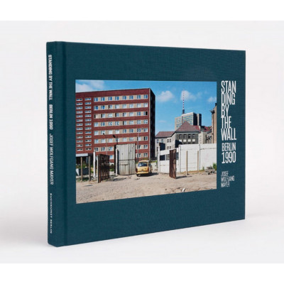 Standing by the Wall – Berlin 1990 (Bilingual edition - English, German)